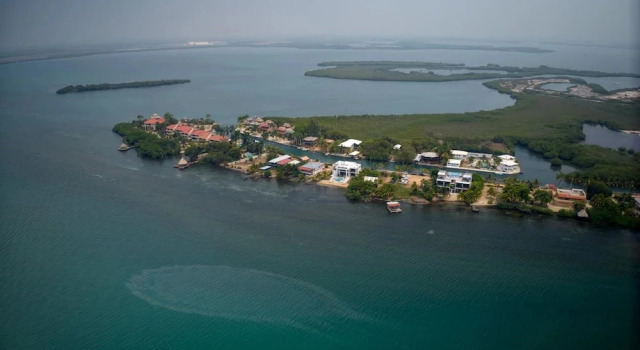 Коттедж Sand Castle Vista - Spacious 4-Bed Villa in Placencia Village w Pool