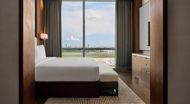 Люкс с 2 комнатами Crowne Plaza Phnom Penh by IHG 金边皇冠假日酒店 Former VM Hotel