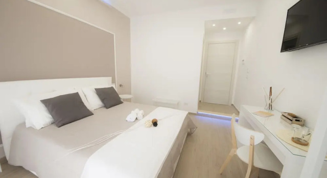 Двухместный номер Business с балконом и с видом на внутренний двор Chérie B&B - Salerno