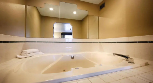 Двухместный люкс с 2 комнатами Baymont by Wyndham Marion, OH