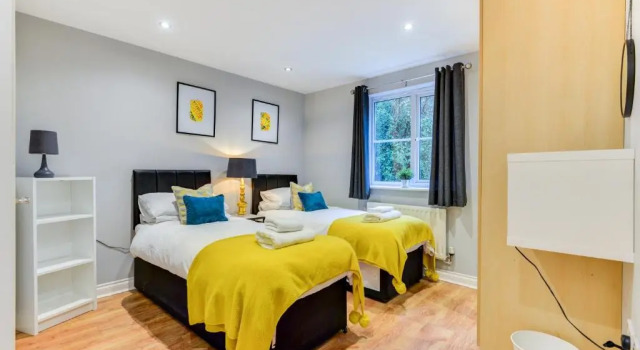 Comfortable ground floor flat sleeps up to 4 with private parking by Sussex Short Lets, Забронировать Отель Кроли Западный Суссекс, рядом с Железнодорожный вокзал Три-Бриджес