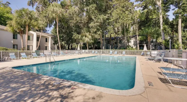 Апартаменты с 2 комнатами с балконом Walk to Coligny Beach: Tropical Hilton Head Condo