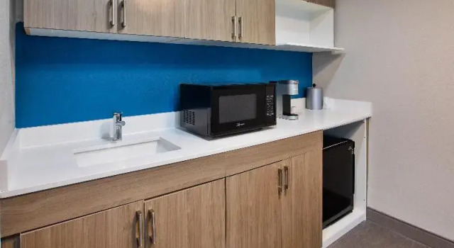 Люкс c 1 комнатой Holiday Inn Express & Suites Milwaukee NW - Park Place by IHG