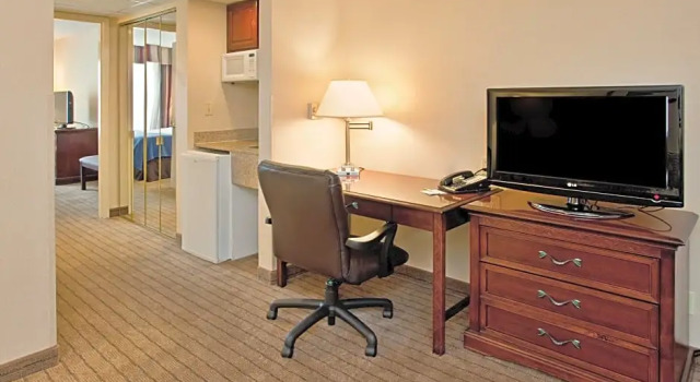 Люкс с 2 комнатами Holiday Inn Hotel & Suites Overland Park-Convention Center by IHG