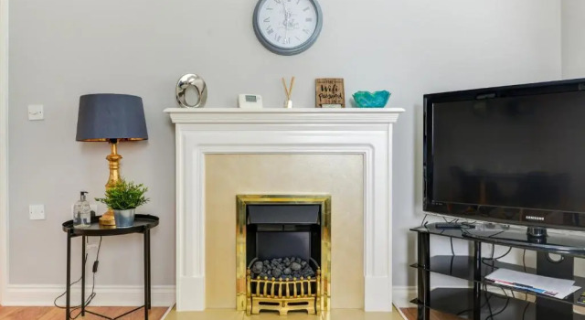 Comfortable ground floor flat sleeps up to 4 with private parking by Sussex Short Lets, Забронировать Отель Кроли Западный Суссекс, рядом с Железнодорожный вокзал Три-Бриджес
