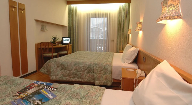 Четырёхместный номер Standard с балконом Hotel Comtes De Challant