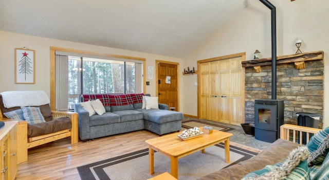 Коттедж с 2 комнатами Ronald Cabin w/ Private Deck: Near Cle Elum Lake!