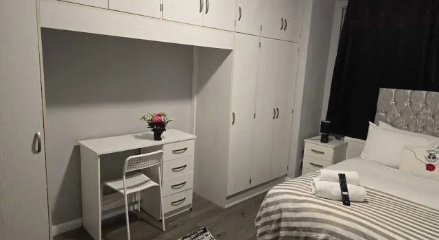 Heathrow roomzzzz B&B, Book Bed and Breakfast 3-stjernede hoteller i Middlesex, 3*