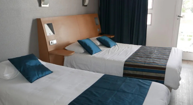 Трёхместный номер Standard с частичным видом на море Brit Hotel Hermitage