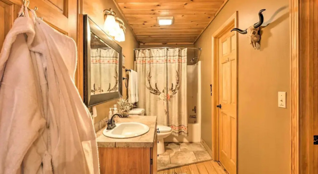Коттедж Luxe Fightingtown Creek Cabin: 2 King Suites & Spa