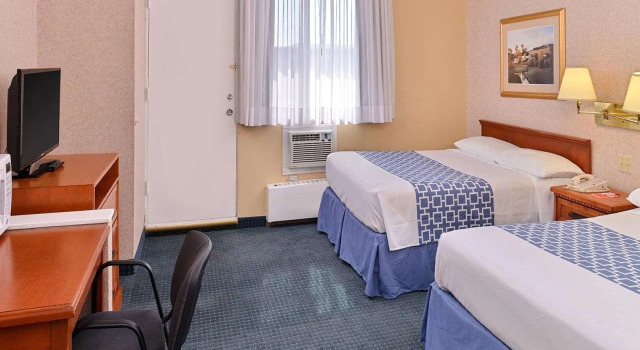 Четырёхместный номер Standard Econo Lodge Motel Village