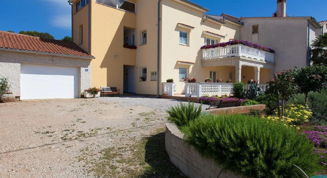 Modern Holiday Home in Kremenici With Terrace, Prenota Hotel Hotel a Isole Quarnerine con parcheggio, Parcheggio