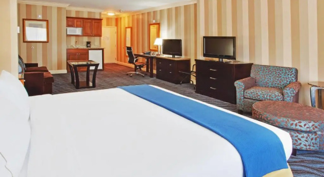 Люкс Holiday Inn Express Hotel & Suites Santa Cruz by IHG