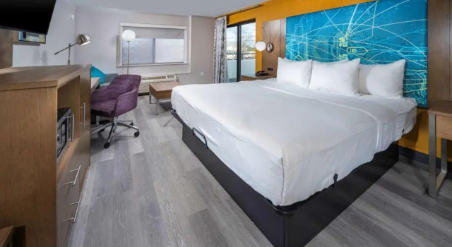 Номер Standard с балконом Best Western Plus Raleigh Crabtree Valley Hotel