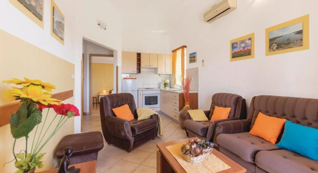Awesome Home in Krnica With Wifi and 4 Bedrooms, Rezervovat Hotel Hotely v Krnica s bazénem, Bazén