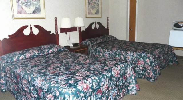 Четырёхместный номер Standard Knights Inn Lenox