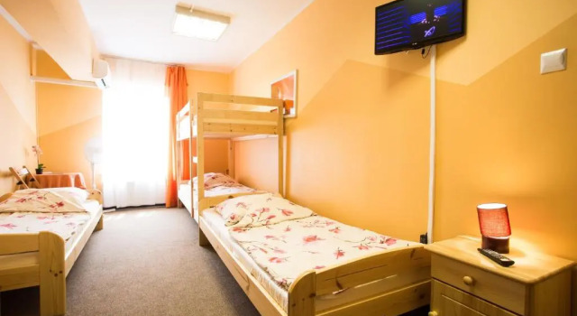 Кровать в общем номере с 6 комнатами Moon Hostel Wrocław