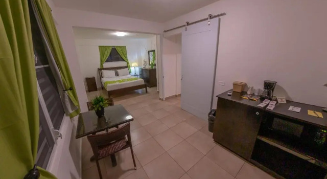 Люкс с 2 комнатами Casa Verde Hotel - Steps to the Beach, Pool, Restaurant & Bar