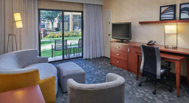 Люкс с видом на внутренний двор Courtyard Detroit Dearborn