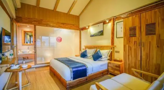Lijiang Dream River View Hostel, Забронировать Хостел Отели Лицзян с парковкой, рядом с Улица Сквер-стрит Древнего города Даянь, Парковка