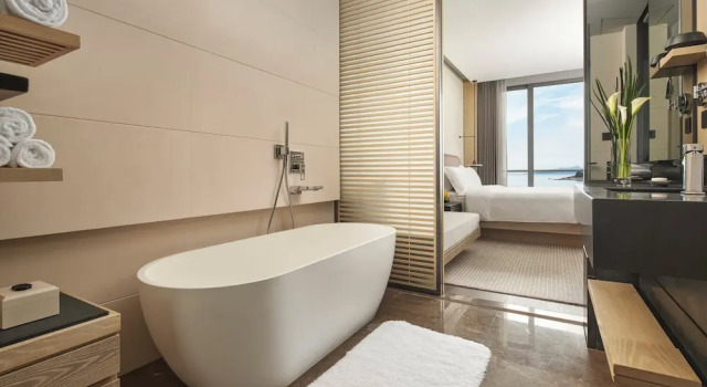 Двухместный номер Club Lounge Access Classic High Floor с балконом и с видом на океан Intercontinental Shenzhen Dameisha Resort by IHG