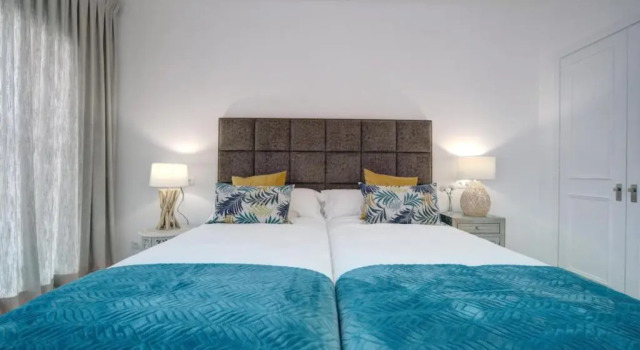 Marbella Center New and Luxurious Apartment on the beach 627, Забронировать Апартаменты/квартира Отели Марбелья с бассейном, рядом с Автобусный вокзал Марбельи, Бассейн