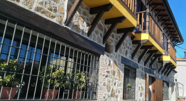 Hostal Los Rosales, Book Hotel Hoteller i Tejeda de Tietar med parkering, Parkering