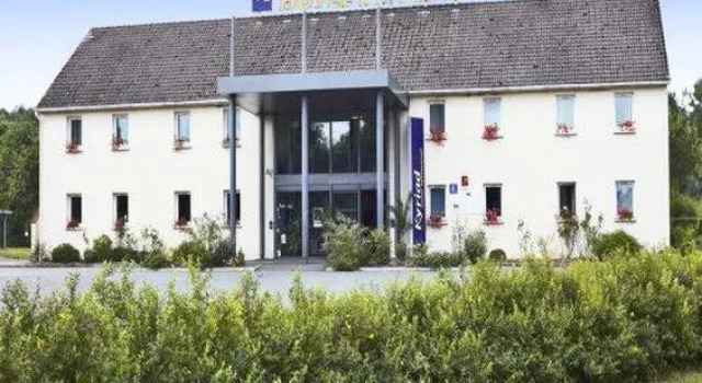 Кровать в общем номере Kyriad Auxerre Appoigny