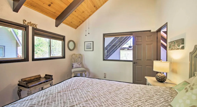 Коттедж с 3 комнатами с балконом Bikes + Game Room: Lovely Lake Arrowhead Home!