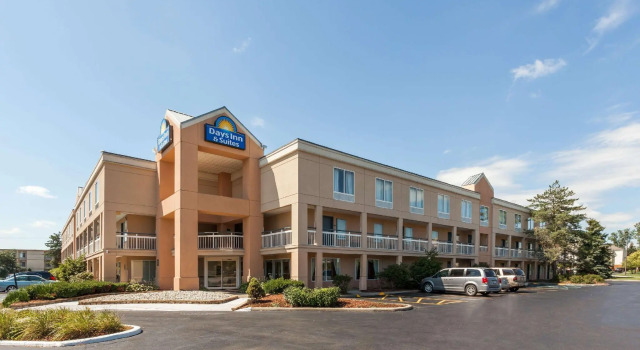Двухместный люкс c 1 комнатой Days Inn & Suites by Wyndham Warren