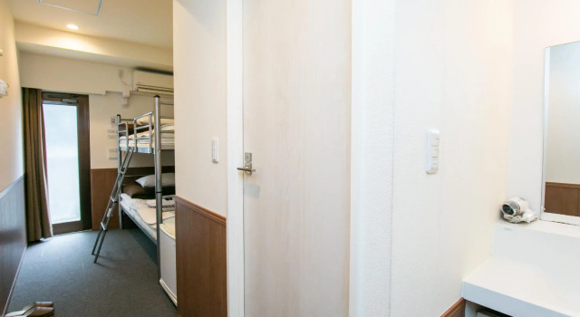 Кровать в общем номере Oak Hotel Edo