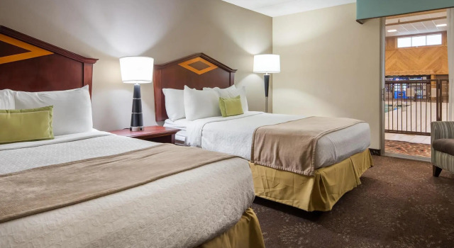 Четырёхместный номер Standard с видом на бассейн Best Western Plus Willmar
