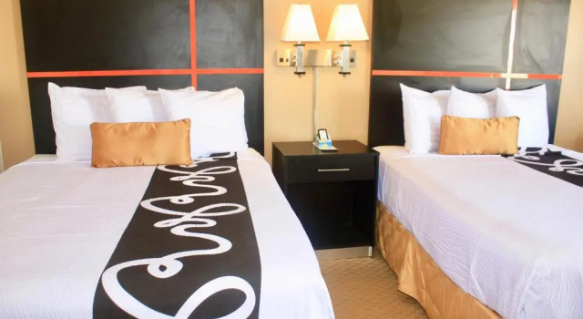 Четырёхместный номер Deluxe Chaparral Motor Inn
