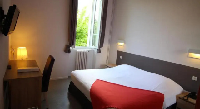 Номер Economy Logis Hotel restaurant des Thermes