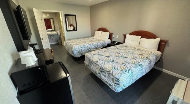 Четырёхместный номер Deluxe Englewood Inn & Suites
