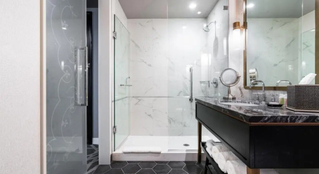 Двухместный Accessible номер LondonHouse Chicago, Curio Collection by Hilton