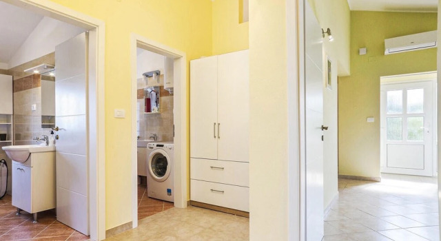 Stunning Apartment in Muntic With 3 Bedrooms and Wifi, Rezervovat Apartmán Hotely v Pula Region s parkováním, Parkování