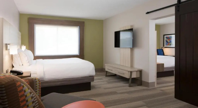 Люкс Дуплекс Holiday Inn Express Louisville Northeast by IHG