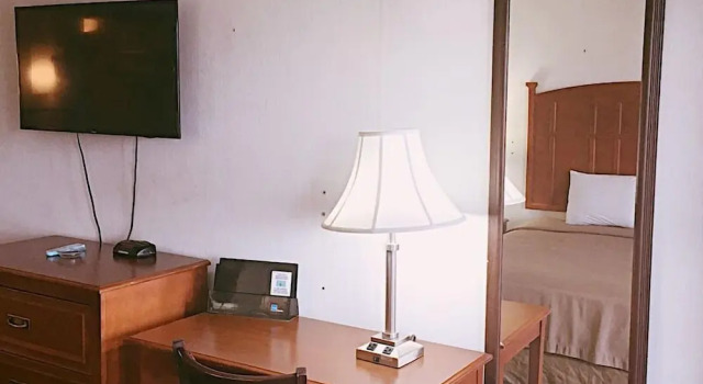 Четырёхместный номер Comfort Travelers Inn Elizabethton