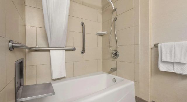 Двухместный номер Standard DoubleTree by Hilton Milwaukee/Brookfield