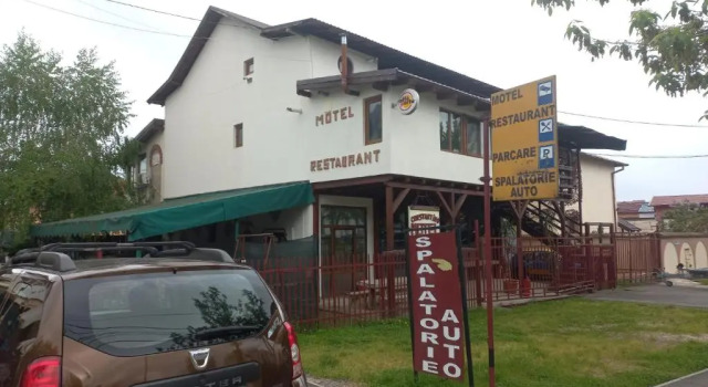 Double room with private bathroom by OSTERIA CONSTANTINO, Rezerwuj Apartament Hotele w Carpathians - Romania z parkingiem, Parking