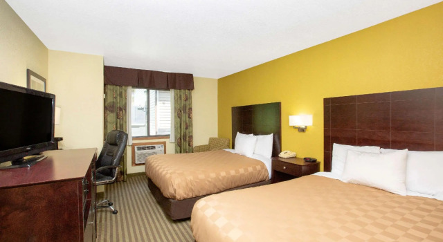 Четырёхместный номер Standard Quality Inn Council Bluffs I-80