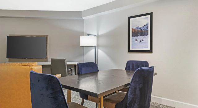 Четырёхместный люкс с балконом Executive Residency By Best Western Denver East