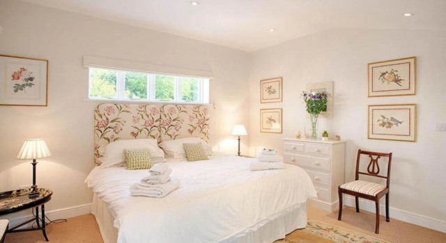 Secluded country house gem with swimming pool & tennis court