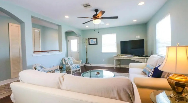 PERFECT location spacious yard coffee bar at this lovely beach home, Boek Hotel Galveston Houston