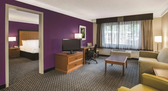 Двухместный люкс с видом на бассейн Howard Johnson by Wyndham Sacramento Downtown