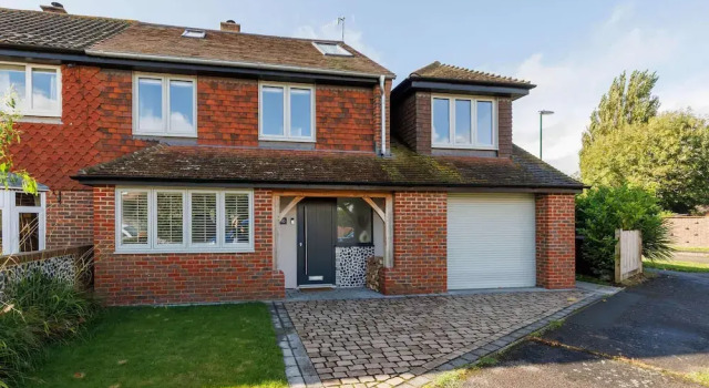Chic 4-bed Coastal Retreat in Heart of Bosham, Забронировать Дом для отпуска Виллы Исторического графства Суссекса, Вилла