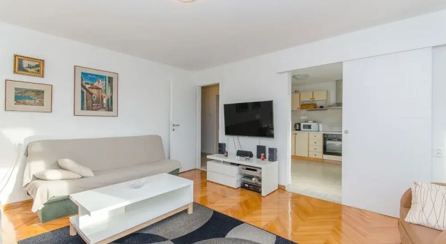 Apt Near Center w/ Terrace on top of the Building, Prenota Appartamento Splitska 