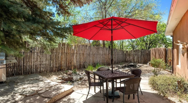 Коттедж Luxury La Luz - Luxurious East Side Adobe With Hot Tub and Kiva Fireplace, Walk Everywhere
