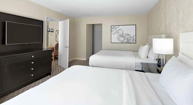 Четырёхместный люкс с 2 комнатами DoubleTree Suites by Hilton Charlotte/SouthPark